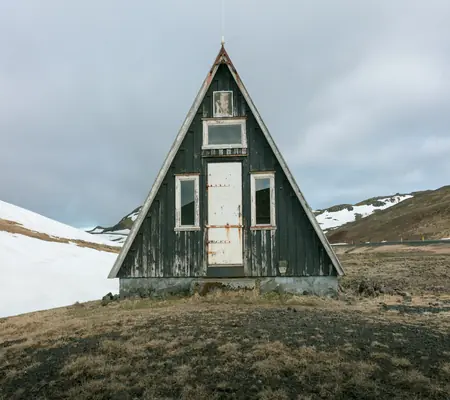 ett litet hus mitt ute i ingenstans